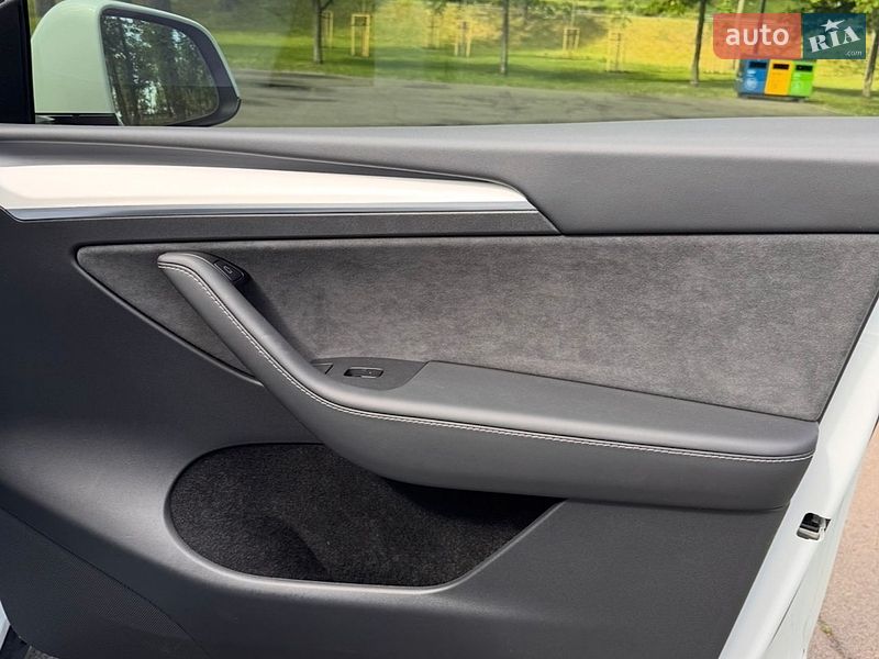 Внедорожник / Кроссовер Tesla Model Y 2025 в Киеве
