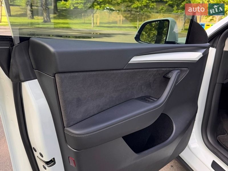 Внедорожник / Кроссовер Tesla Model Y 2025 в Киеве