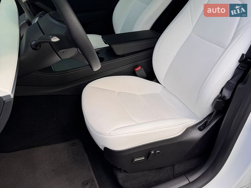 Внедорожник / Кроссовер Tesla Model Y 2025 в Киеве