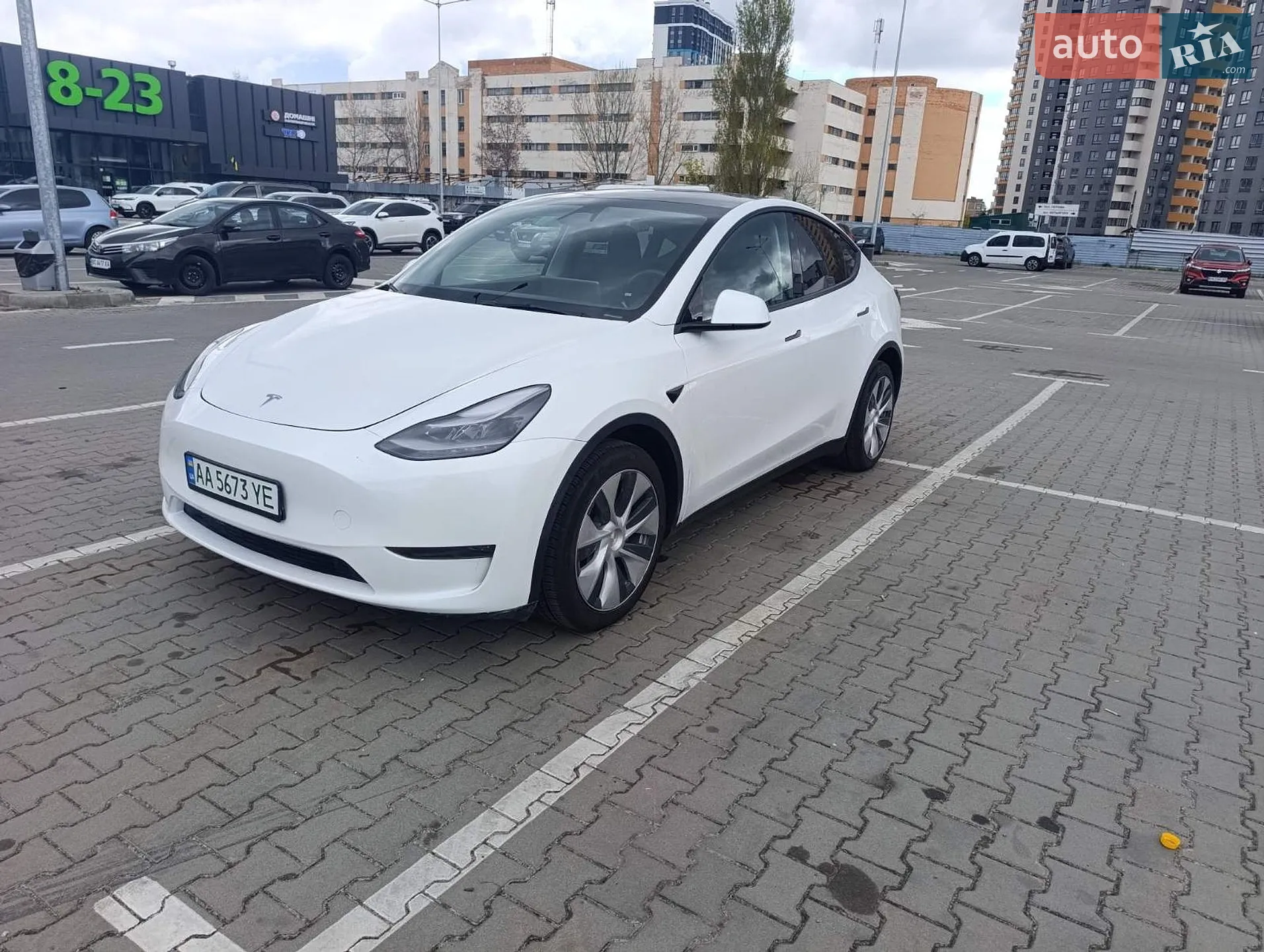 2024 Tesla Model Y - фото 1