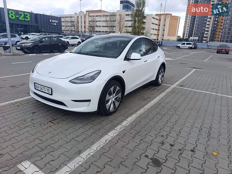 Tesla Model Y 2024