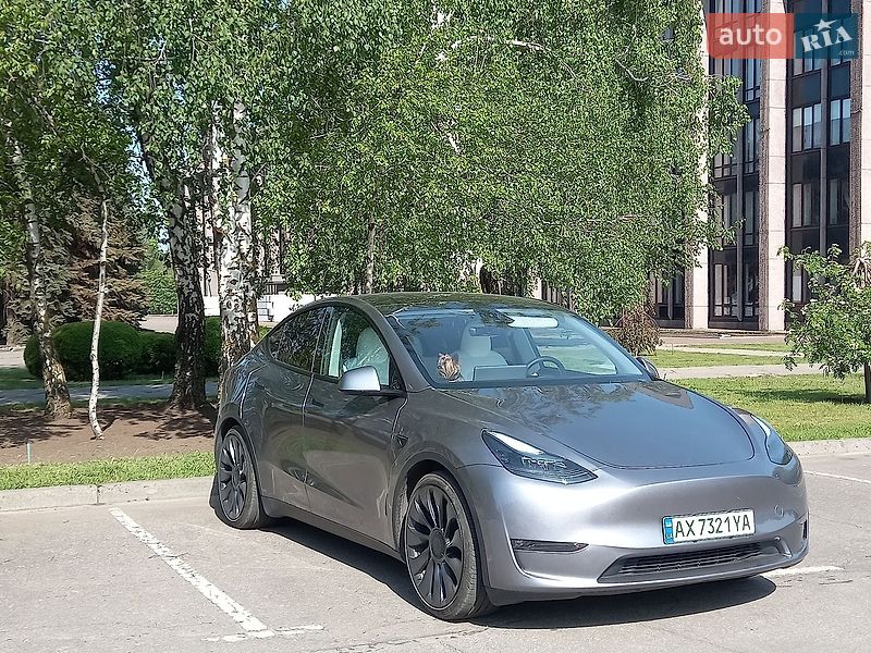 Tesla Model Y 2024