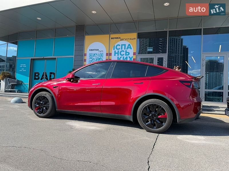 Позашляховик / Кросовер Tesla Model Y 2024 в Києві