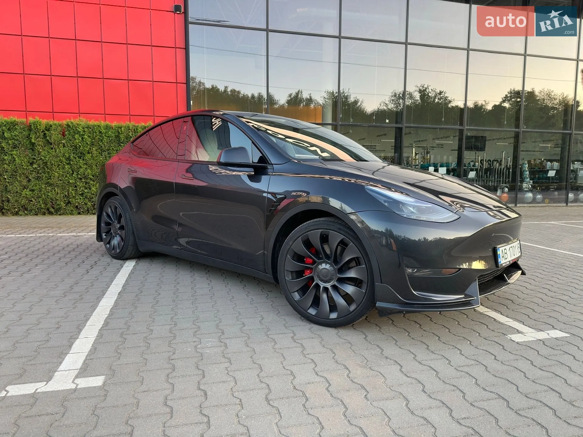2024 Tesla Model Y - фото 1