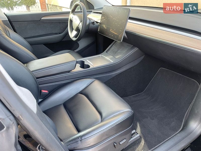 Внедорожник / Кроссовер Tesla Model Y 2024 в Ивано-Франковске