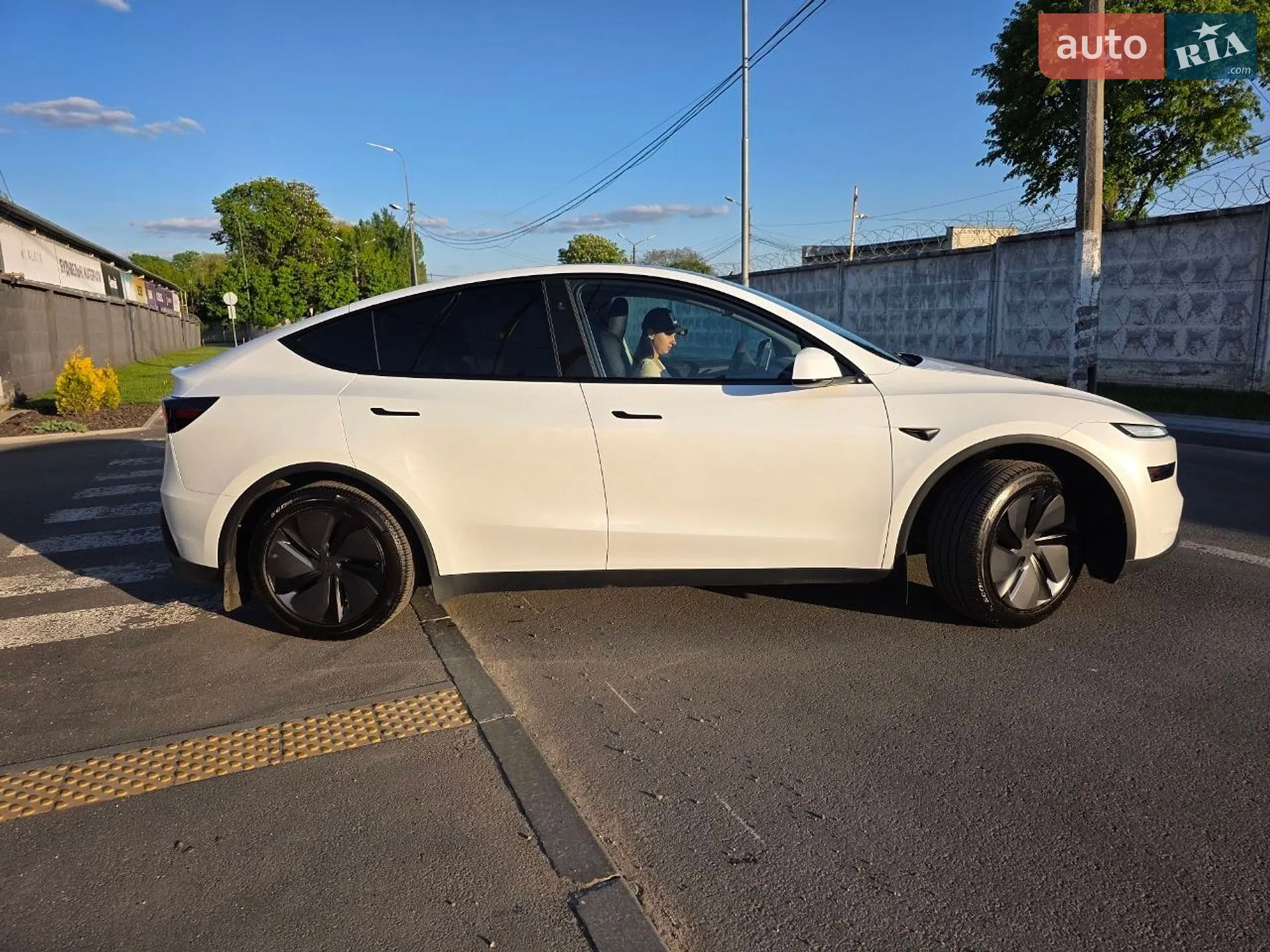 2025 Tesla Model Y - мініатюра 4