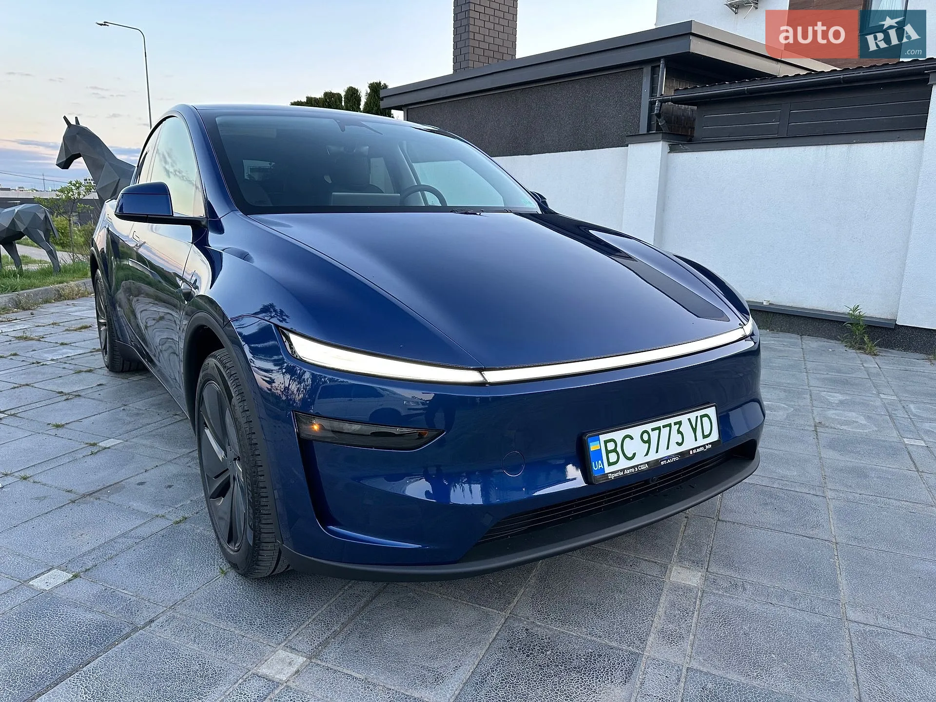 2025 Tesla Model Y - мініатюра 3
