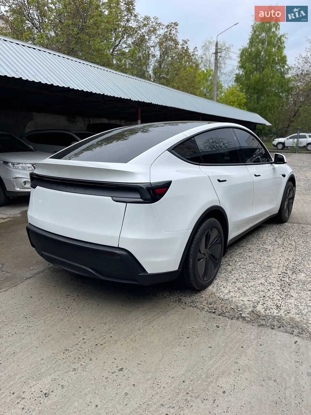 2025 Tesla Model Y - мініатюра 3