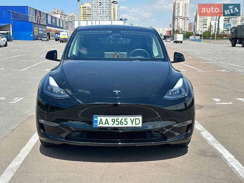 Tesla Model Y 2024