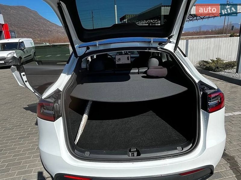 Позашляховик / Кросовер Tesla Model Y 2022 в Буштино