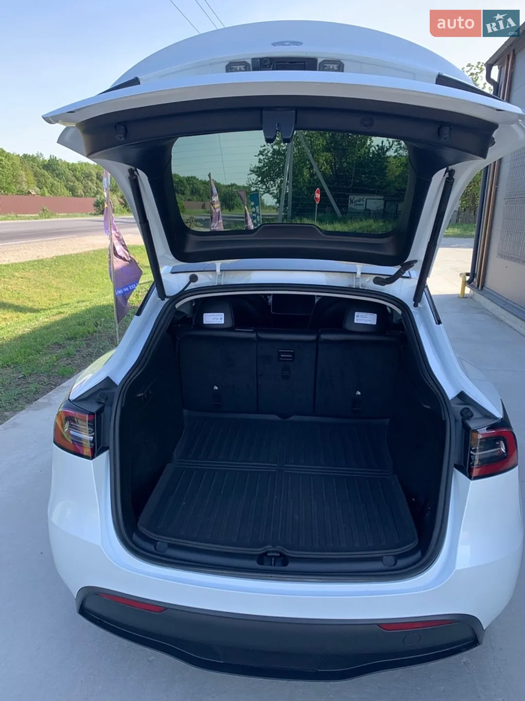 2024 Tesla Model Y - мініатюра 8