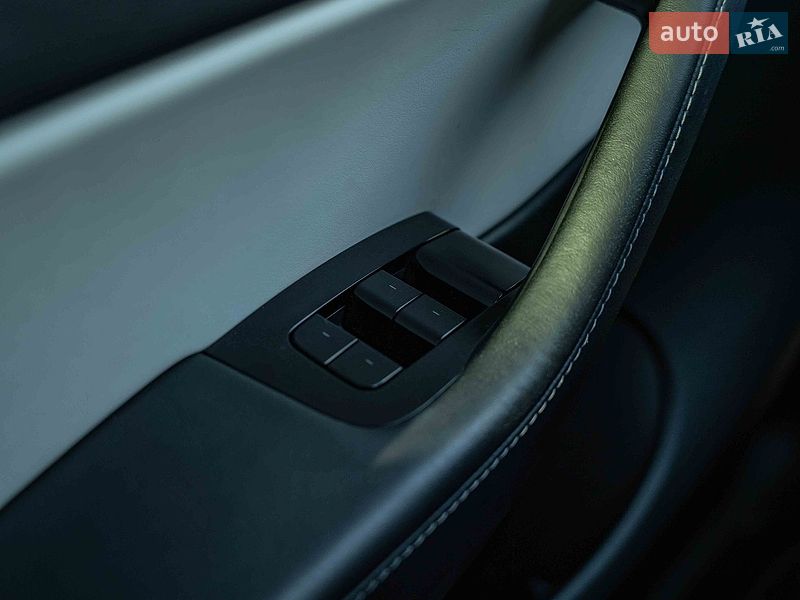 Позашляховик / Кросовер Tesla Model Y 2020 в Чернівцях