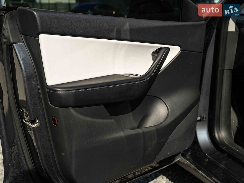 Позашляховик / Кросовер Tesla Model Y 2020 в Чернівцях