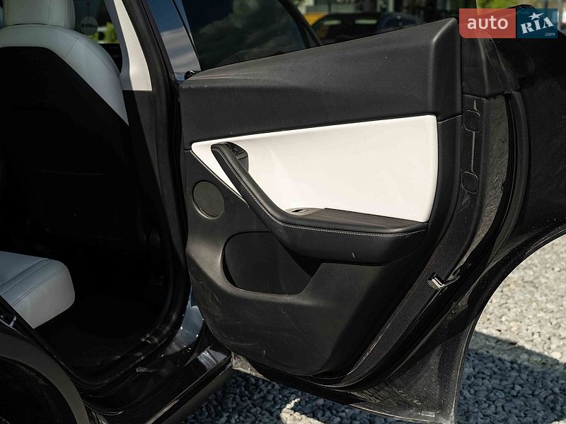 Позашляховик / Кросовер Tesla Model Y 2020 в Чернівцях