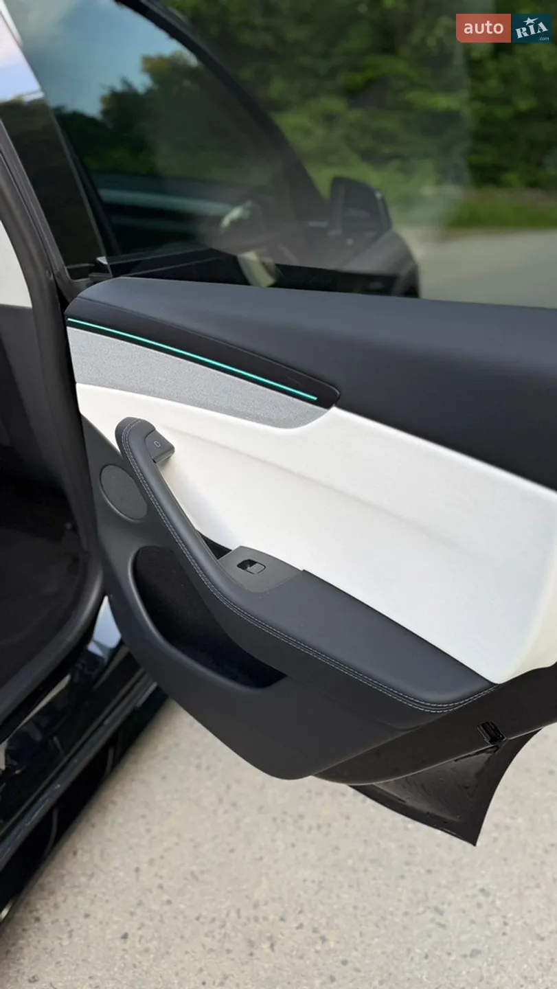 2025 Tesla Model Y - мініатюра 32