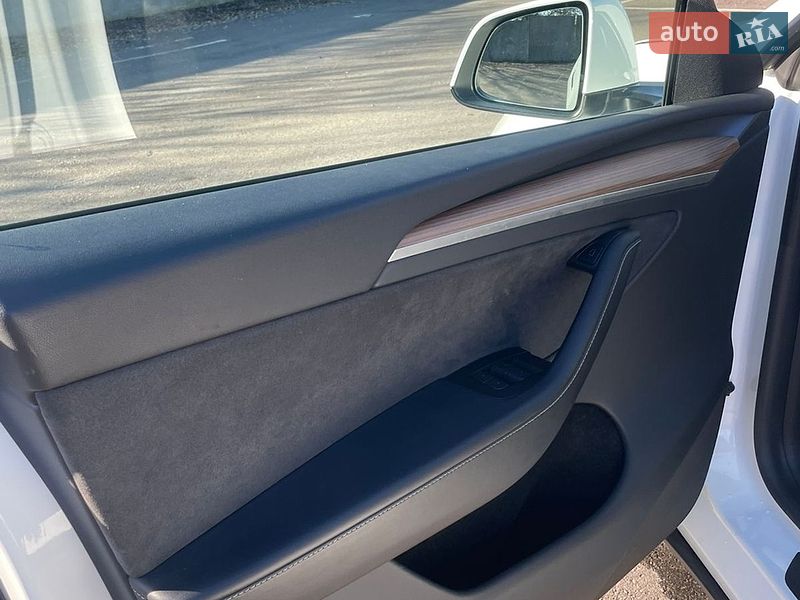 Позашляховик / Кросовер Tesla Model Y 2024 в Рівному