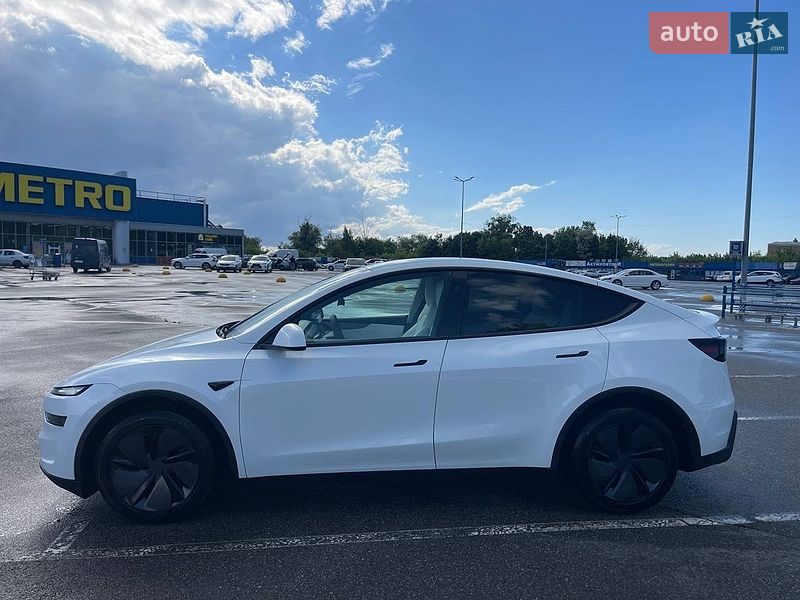 Внедорожник / Кроссовер Tesla Model Y 2025 в Киеве