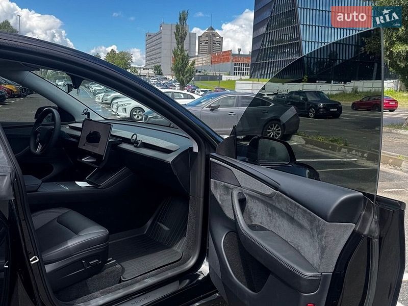 Внедорожник / Кроссовер Tesla Model Y 2025 в Киеве
