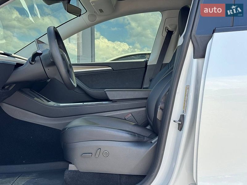Внедорожник / Кроссовер Tesla Model Y 2023 в Ровно