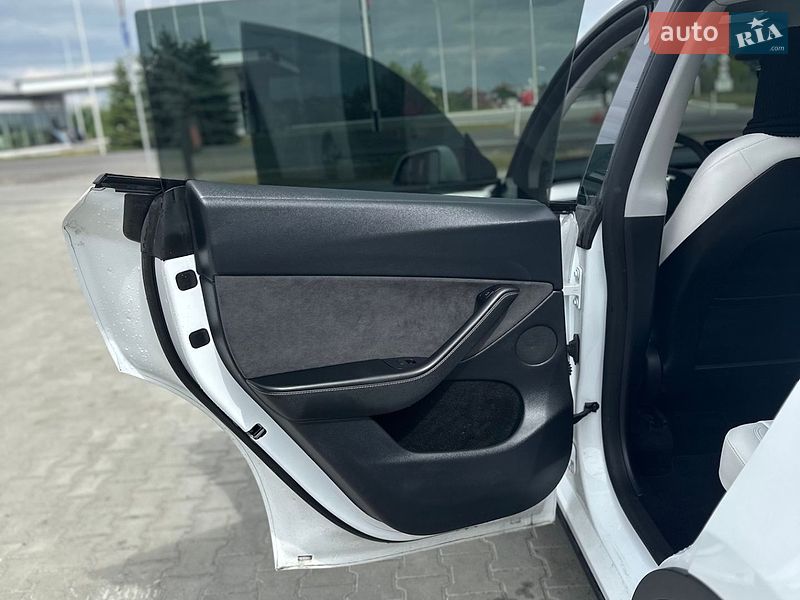 Внедорожник / Кроссовер Tesla Model Y 2023 в Львове