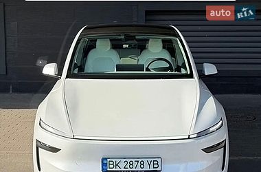 Внедорожник / Кроссовер Tesla Model Y 2025 в Киеве