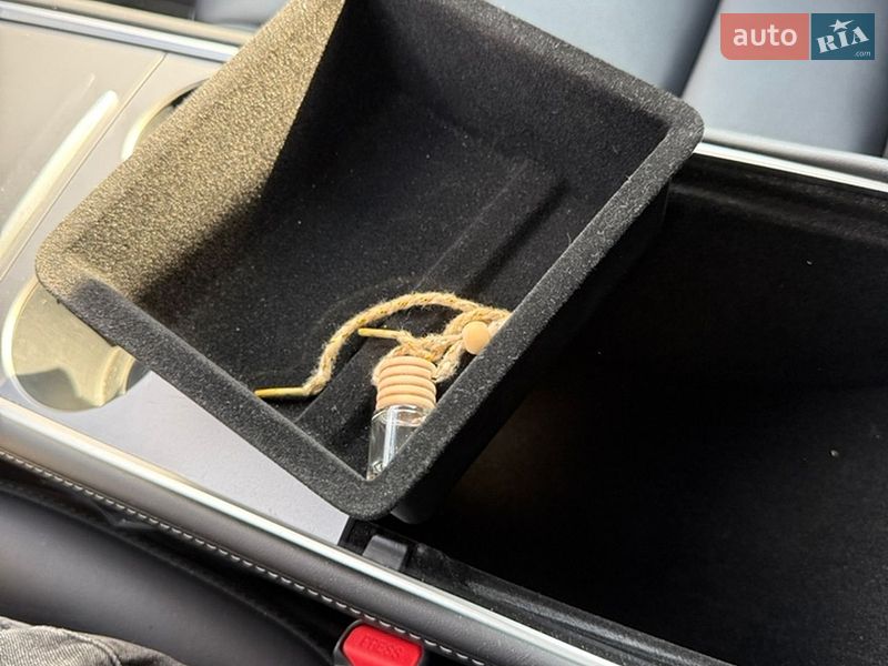Внедорожник / Кроссовер Tesla Model Y 2023 в Киеве