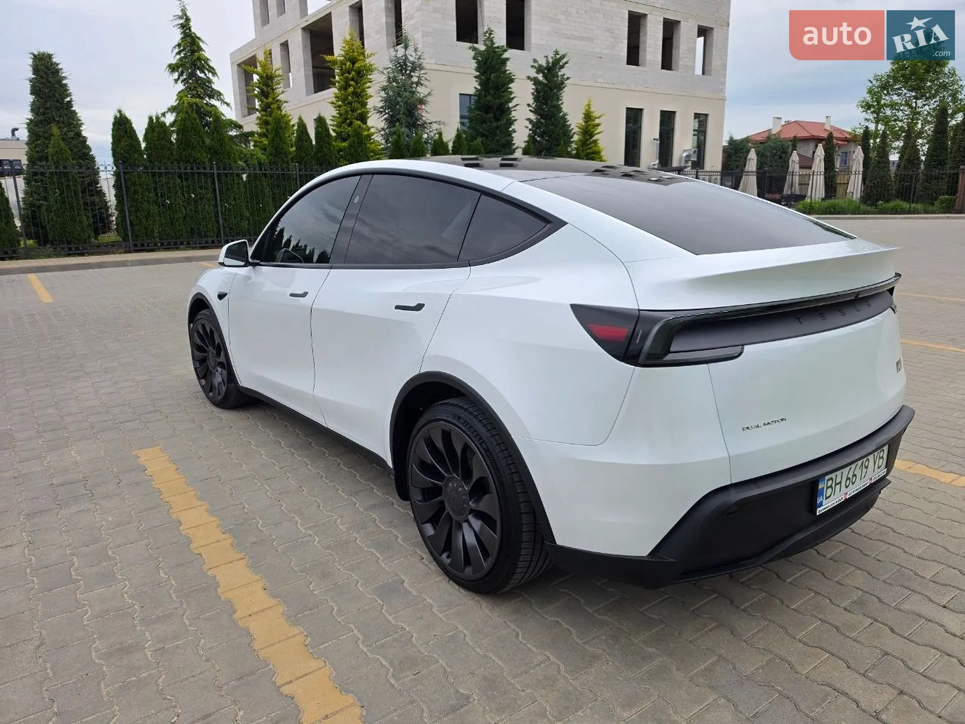 2025 Tesla Model Y - мініатюра 3