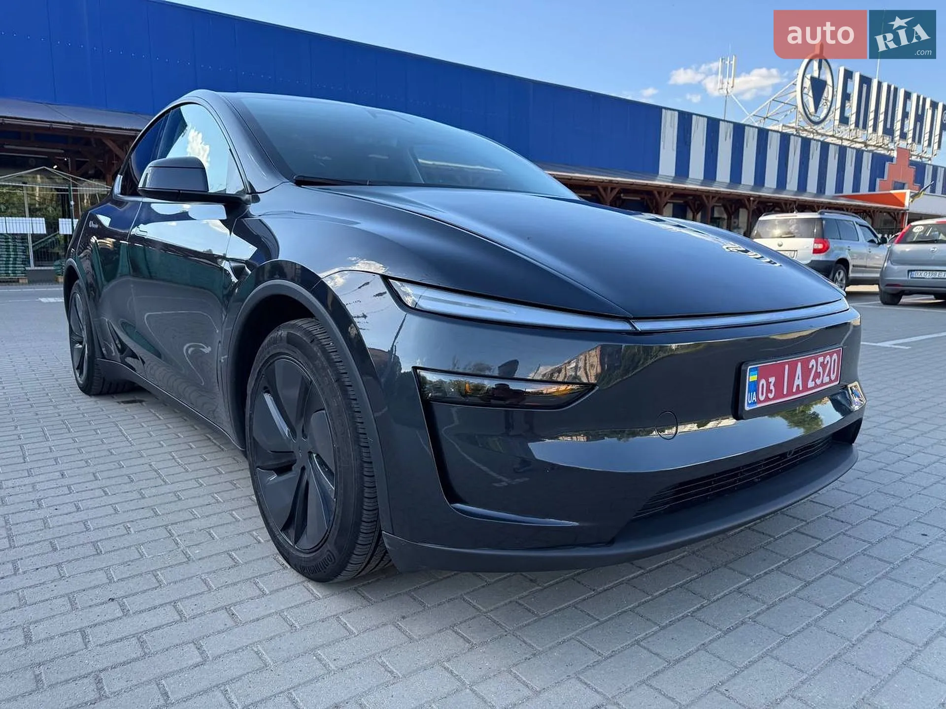 2025 Tesla Model Y - мініатюра 3