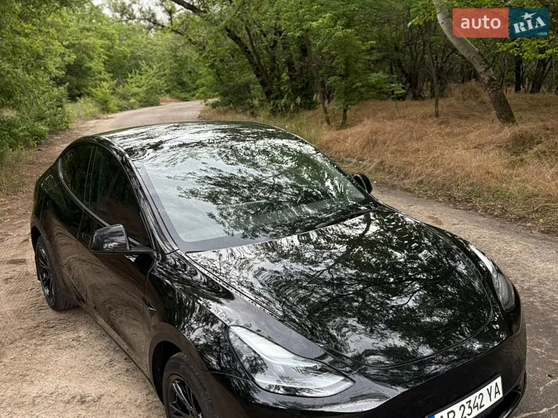 Tesla Model Y 2024