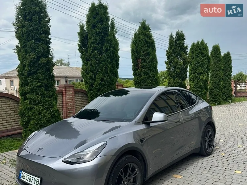 Tesla Model Y 2024