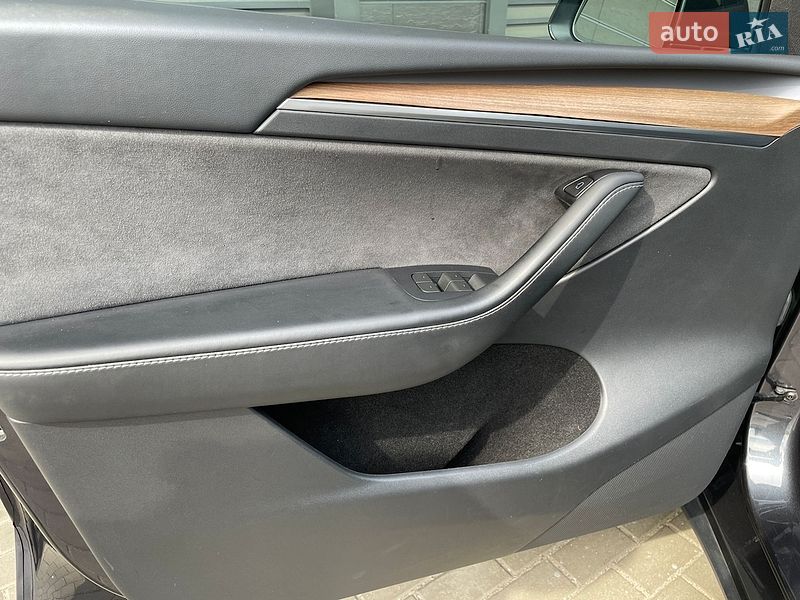 Внедорожник / Кроссовер Tesla Model Y 2024 в Киеве
