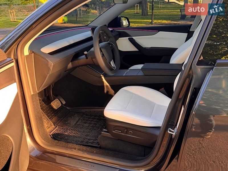 Внедорожник / Кроссовер Tesla Model Y 2025 в Киеве