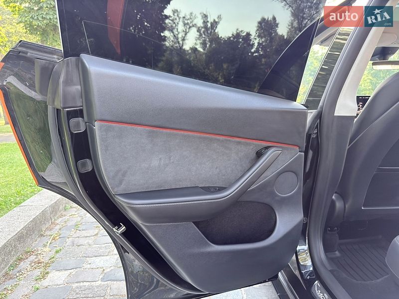 Внедорожник / Кроссовер Tesla Model Y 2024 в Киеве
