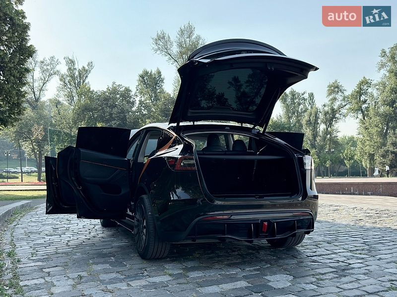 Внедорожник / Кроссовер Tesla Model Y 2024 в Киеве