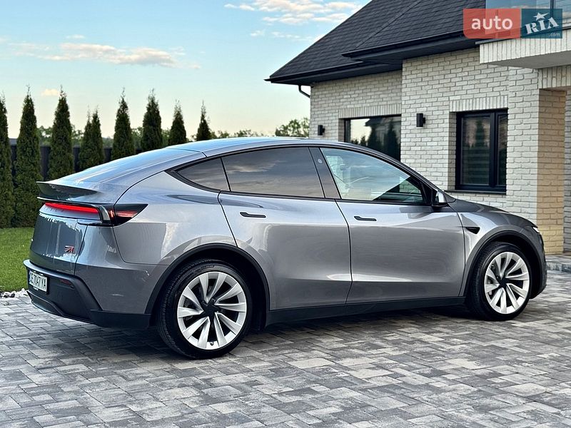 Tesla Model Y 2025