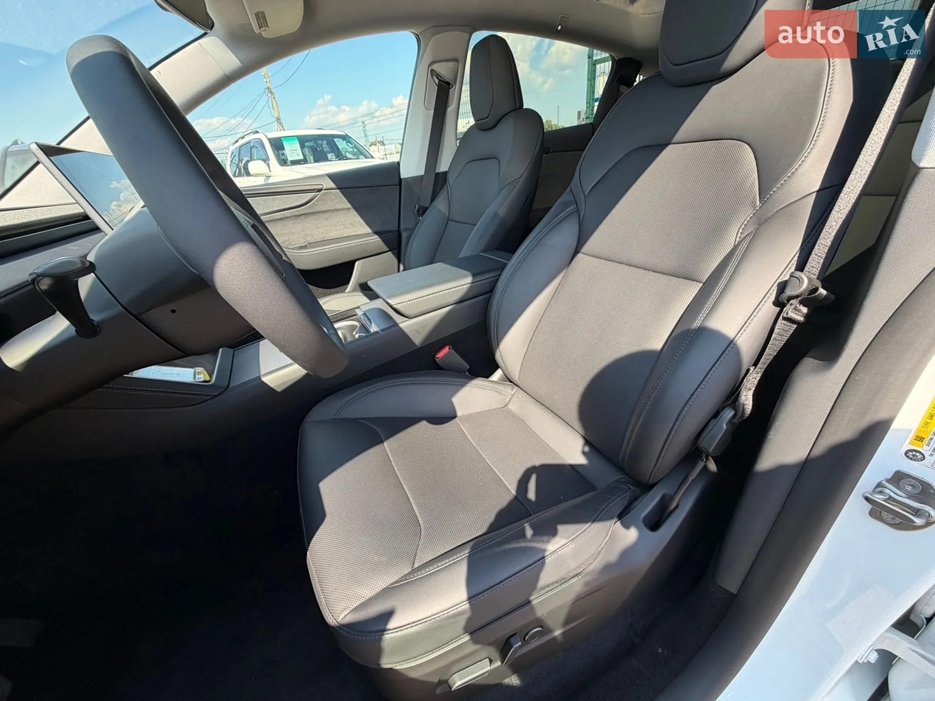 2025 Tesla Model Y - мініатюра 18