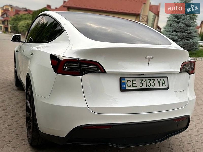 Tesla Model Y 2024