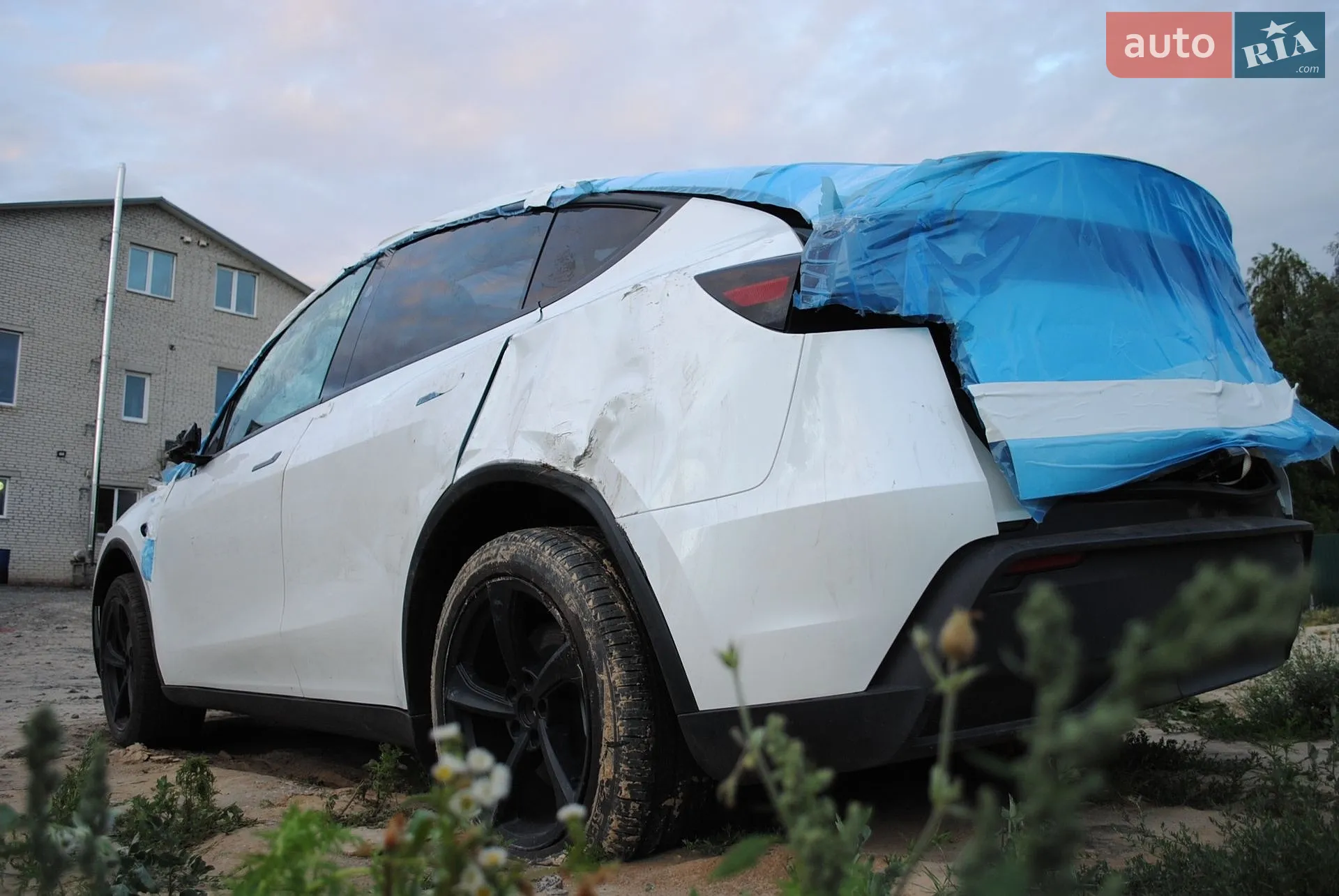 2025 Tesla Model Y - мініатюра 14