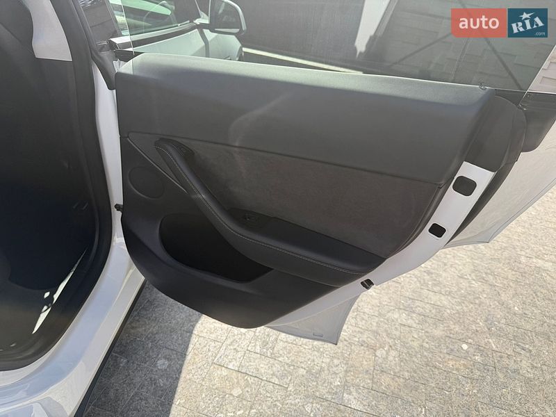 Внедорожник / Кроссовер Tesla Model Y 2021 в Киеве