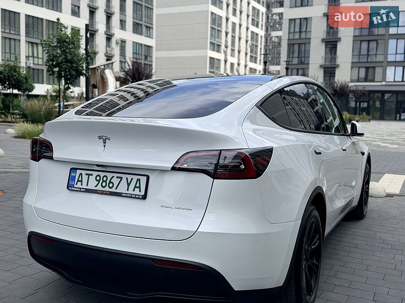 Позашляховик / Кросовер Tesla Model Y 2024 в Івано-Франківську