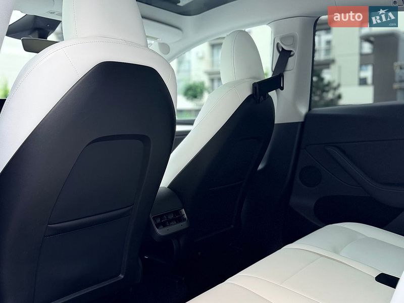 Позашляховик / Кросовер Tesla Model Y 2024 в Івано-Франківську