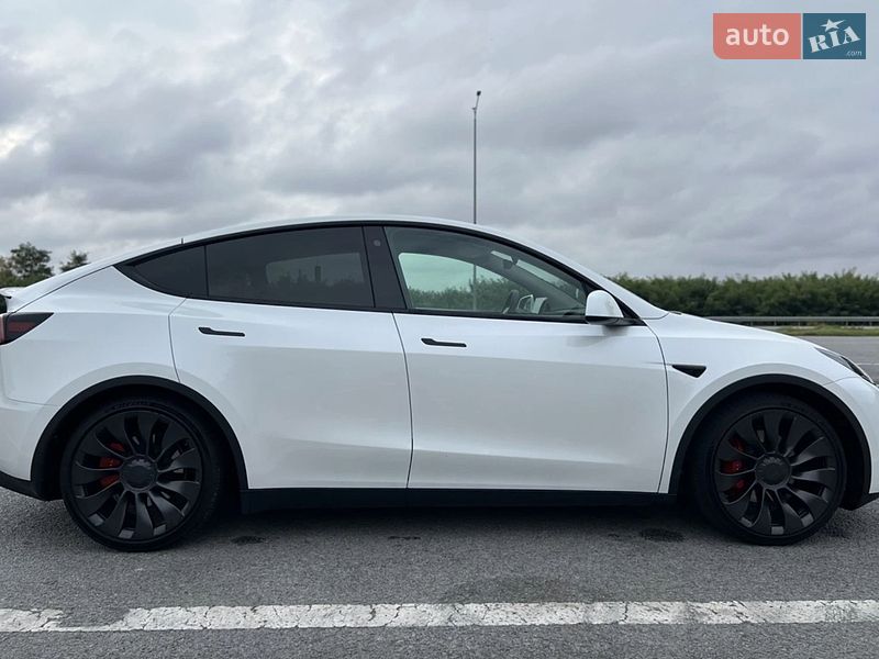Позашляховик / Кросовер Tesla Model Y 2023 в Чернівцях