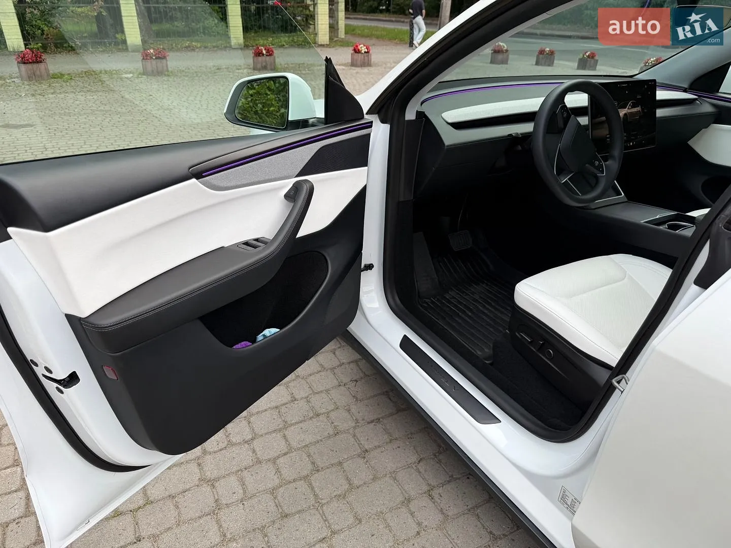 2025 Tesla Model Y - мініатюра 24