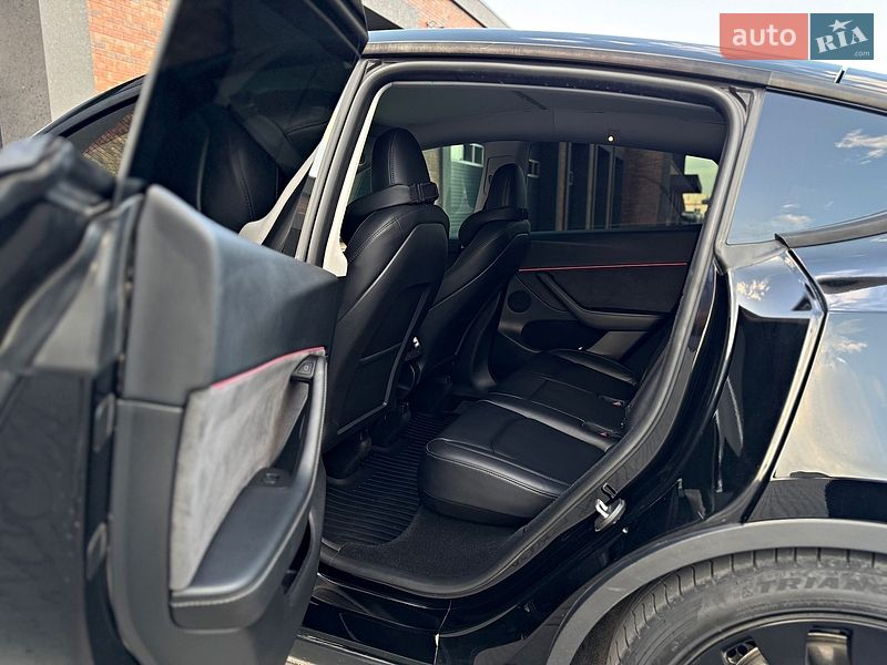 Позашляховик / Кросовер Tesla Model Y 2023 в Чернівцях