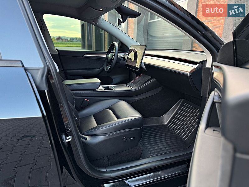 Позашляховик / Кросовер Tesla Model Y 2023 в Чернівцях
