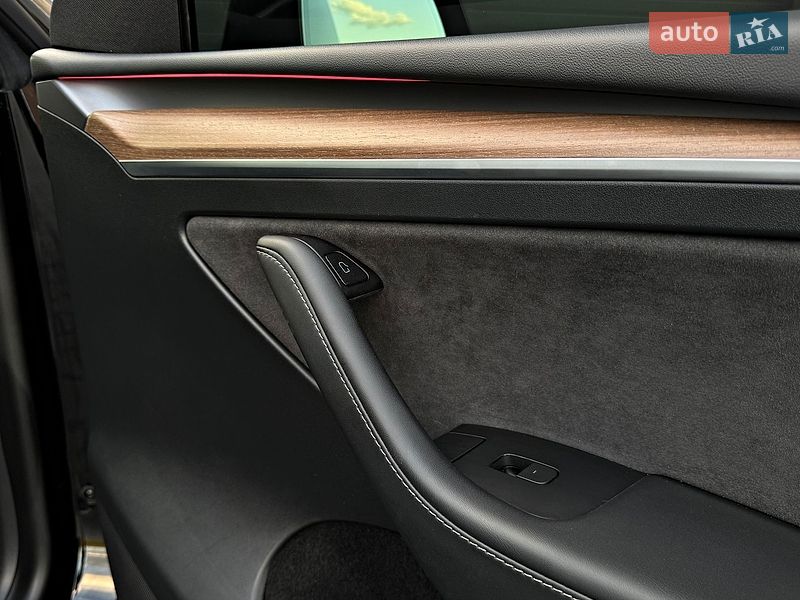 Позашляховик / Кросовер Tesla Model Y 2023 в Чернівцях