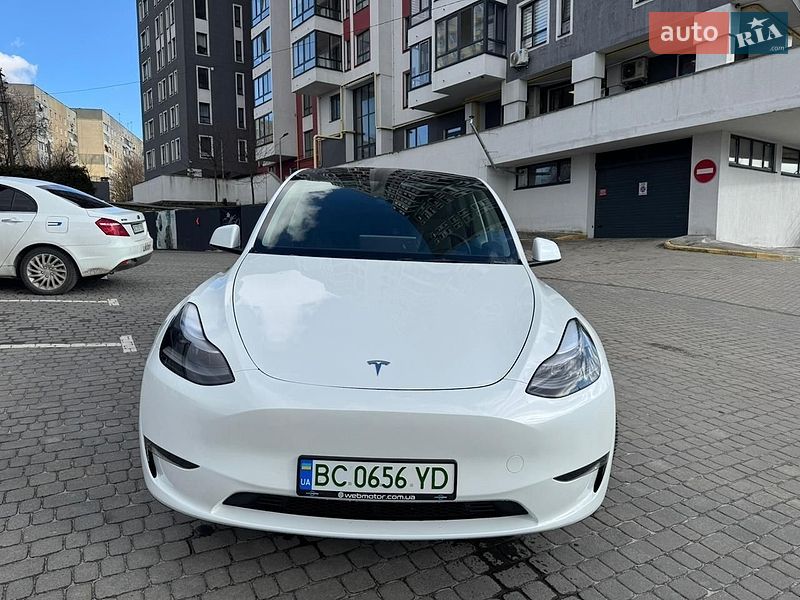 Tesla Model Y 2024
