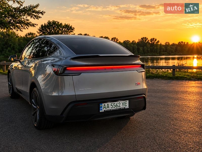 Позашляховик / Кросовер Tesla Model Y 2025 в Києві