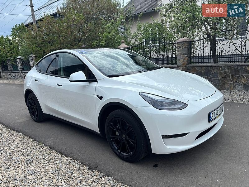 Tesla Model Y 2024