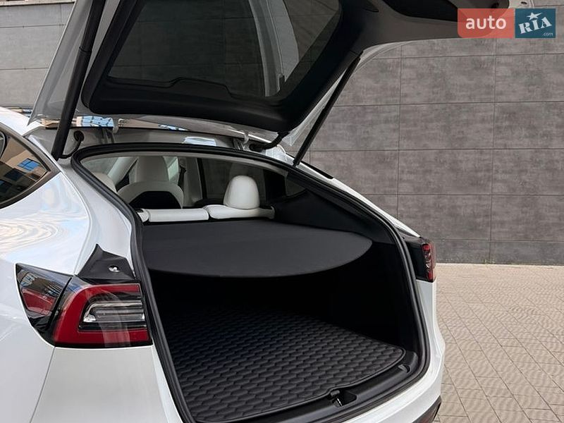Внедорожник / Кроссовер Tesla Model Y 2023 в Ивано-Франковске